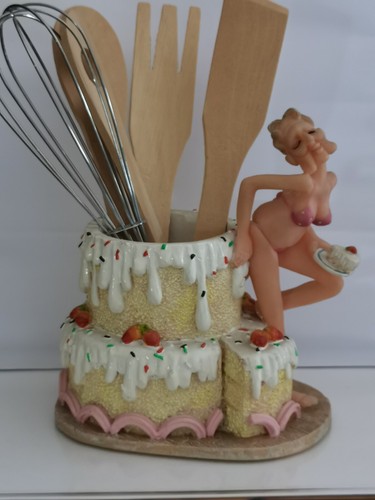 Torte mit oma und kochbesteck - torte,